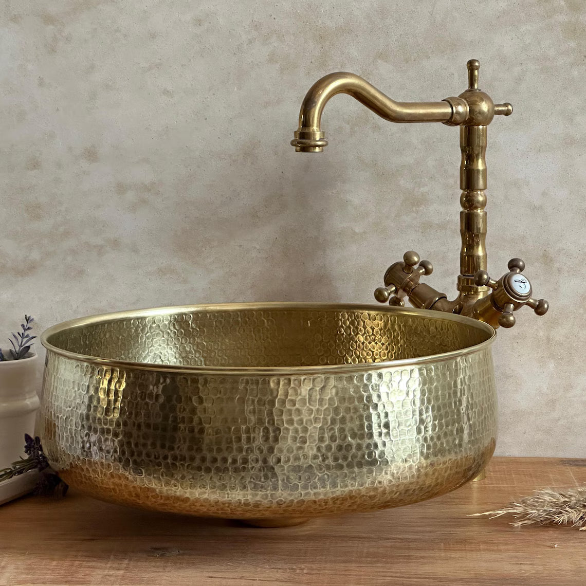 Op maat gemaakte wastafel van verouderd messing voor de badkamer