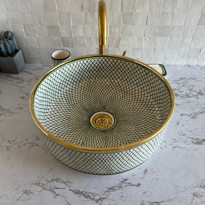 Antieke gootsteen met messing randrand, gootsteen, gootsteenkom, keramisch bekken, handwasbak