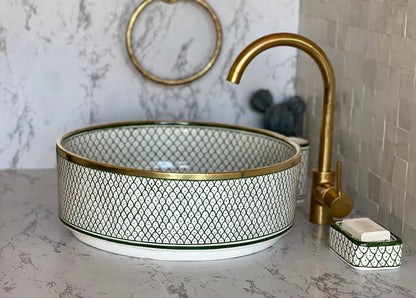 Antieke gootsteen met messing randrand, gootsteen, gootsteenkom, keramisch bekken, handwasbak