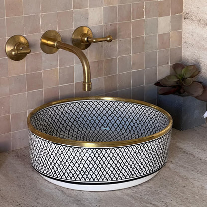 Antieke gootsteen met messing randrand, gootsteen, gootsteenkom, keramisch bekken, handwasbak