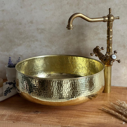 Op maat gemaakte wastafel van verouderd messing voor de badkamer