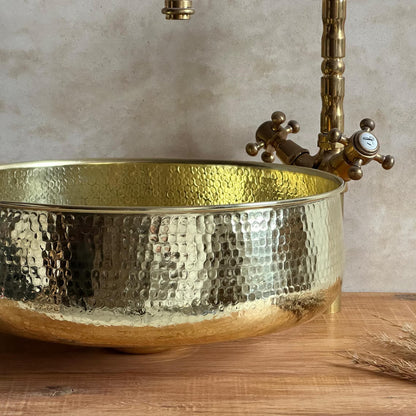 Op maat gemaakte wastafel van verouderd messing voor de badkamer