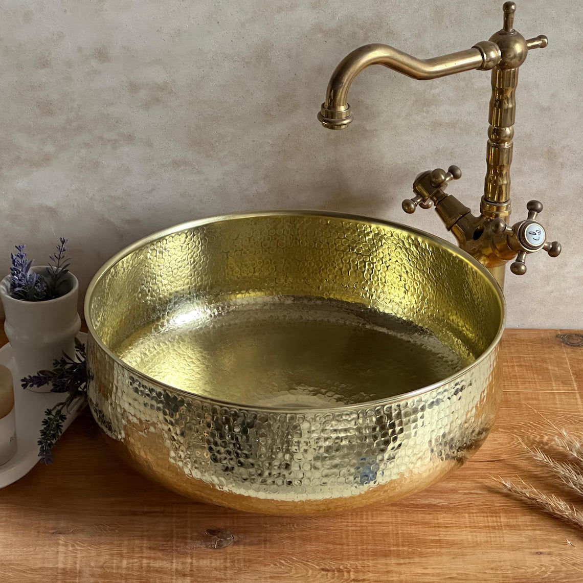 Op maat gemaakte wastafel van verouderd messing voor de badkamer