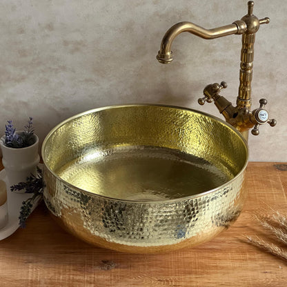 Op maat gemaakte wastafel van verouderd messing voor de badkamer